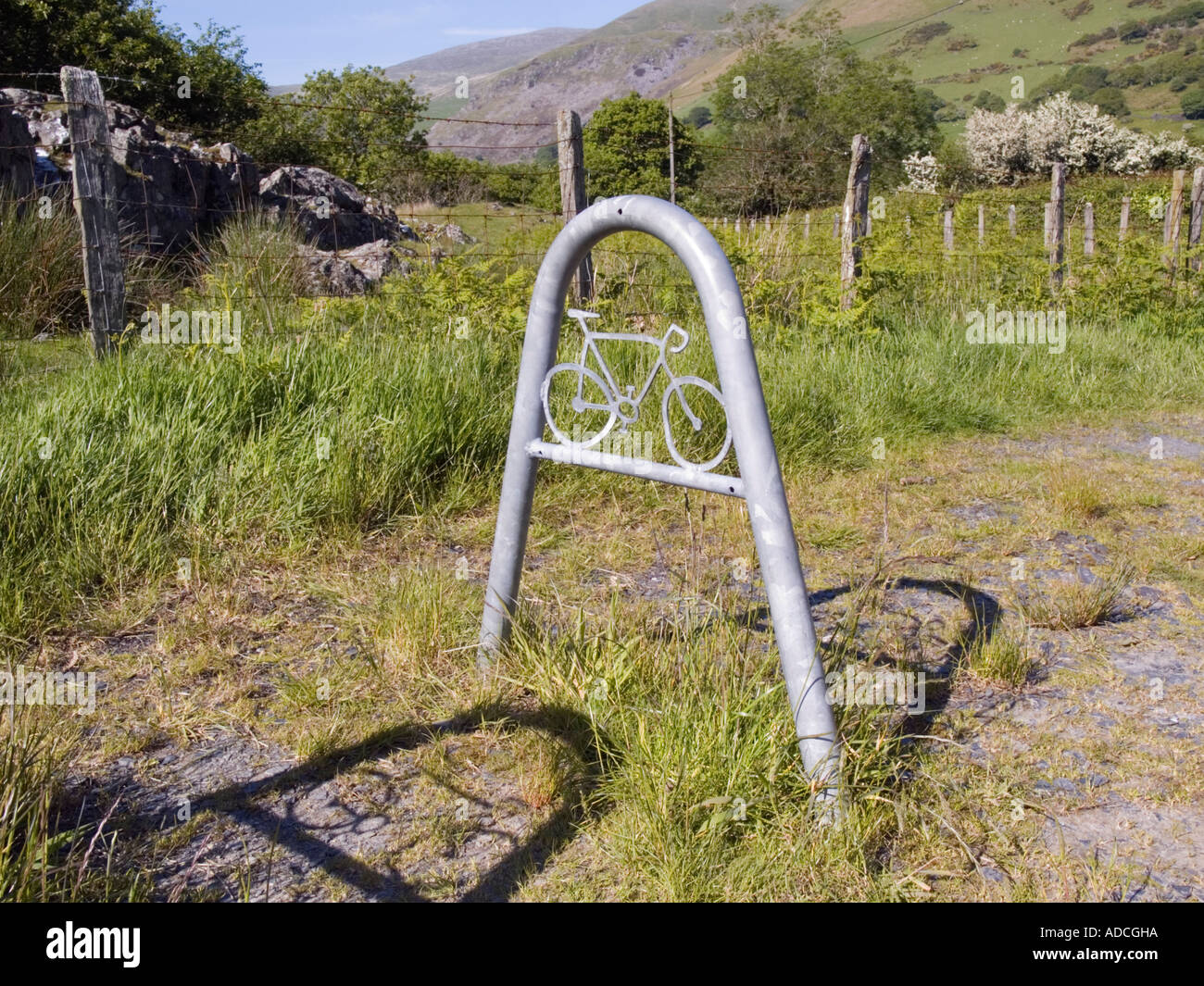 Portabiciclette con design del ciclo accanto alla strada nazionale sul percorso ciclabile in Snowdonia " nazionale ^Park". Llanfihangel-y-pennant Gwynedd Foto Stock