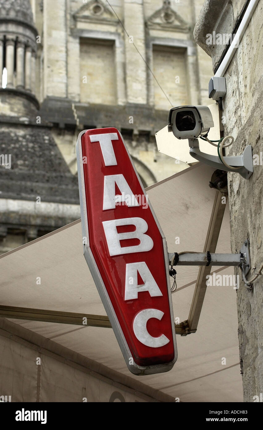 Un francese TABAC segno accanto a una telecamera di sicurezza Foto Stock