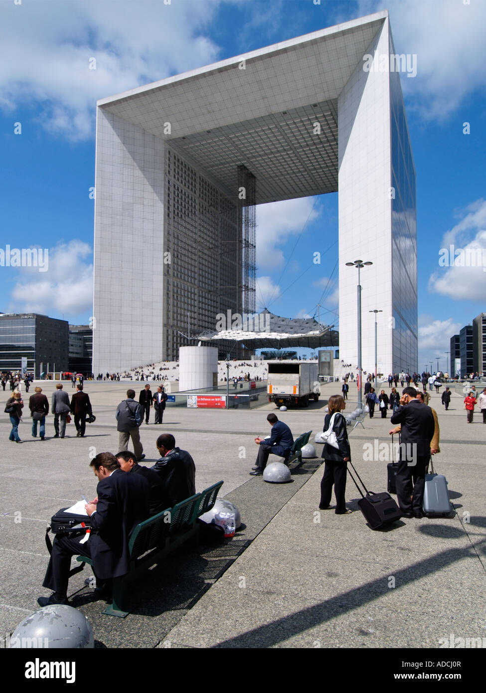 Molti operatori economici vicino alla Grande Arche de la Defense centro finanziario parigi francia Foto Stock
