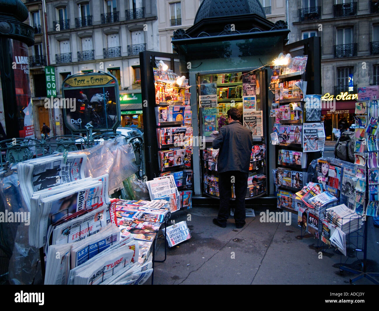 Edicola edicola chiosco sulla place de clichy a montmartre parigi francia Foto Stock