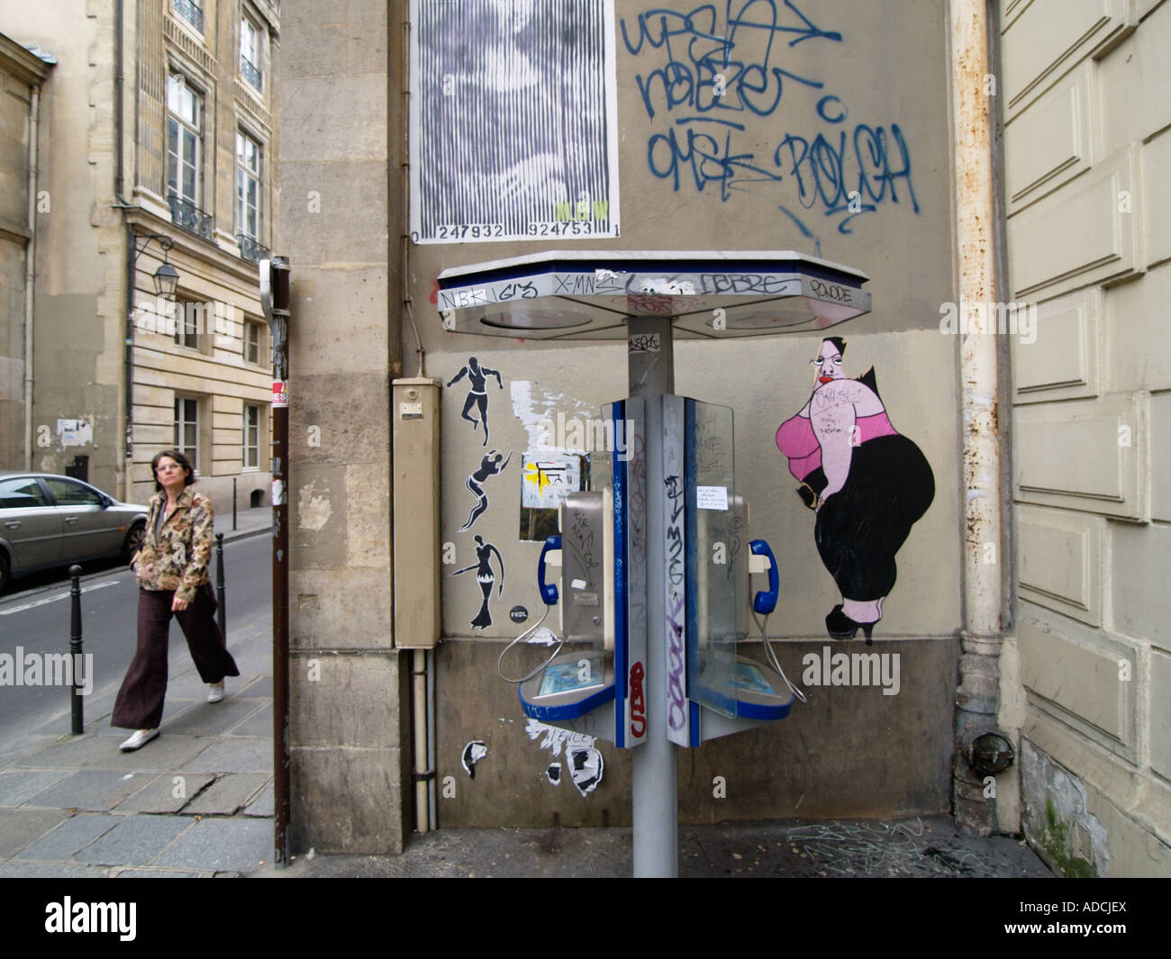 Telefoni pubblici i telefoni a pagamento in le Marais trimestre in Parigi Francia aren la t utilizzato come molto in questi giorni Foto Stock