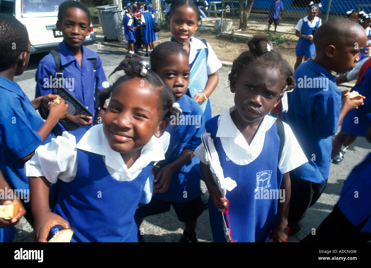 Dennery St Lucia St Peters scuole materne i bambini che lasciano la scuola Foto Stock