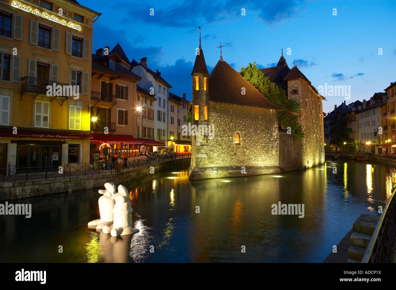 La canal Thiou e il Palais de l isola di notte Annecy Savoie Francia NR Foto Stock