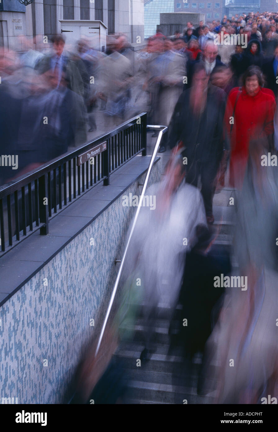 Pendolari sul modo di lavorare nr monumento della città di Londra Inghilterra REGNO UNITO Foto Stock