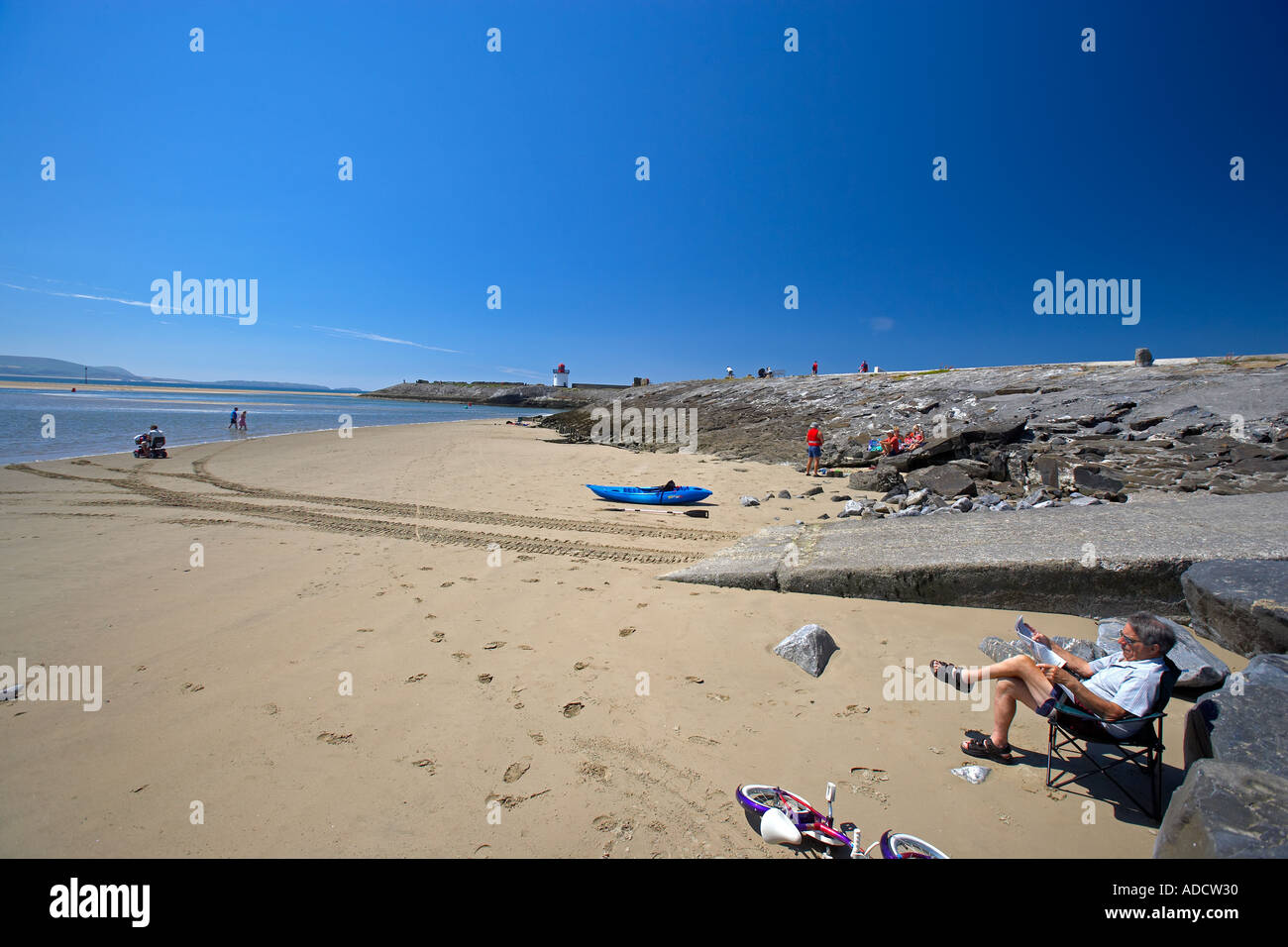 I turisti sulla spiaggia di Burry Port, West Wales, Regno Unito Foto Stock