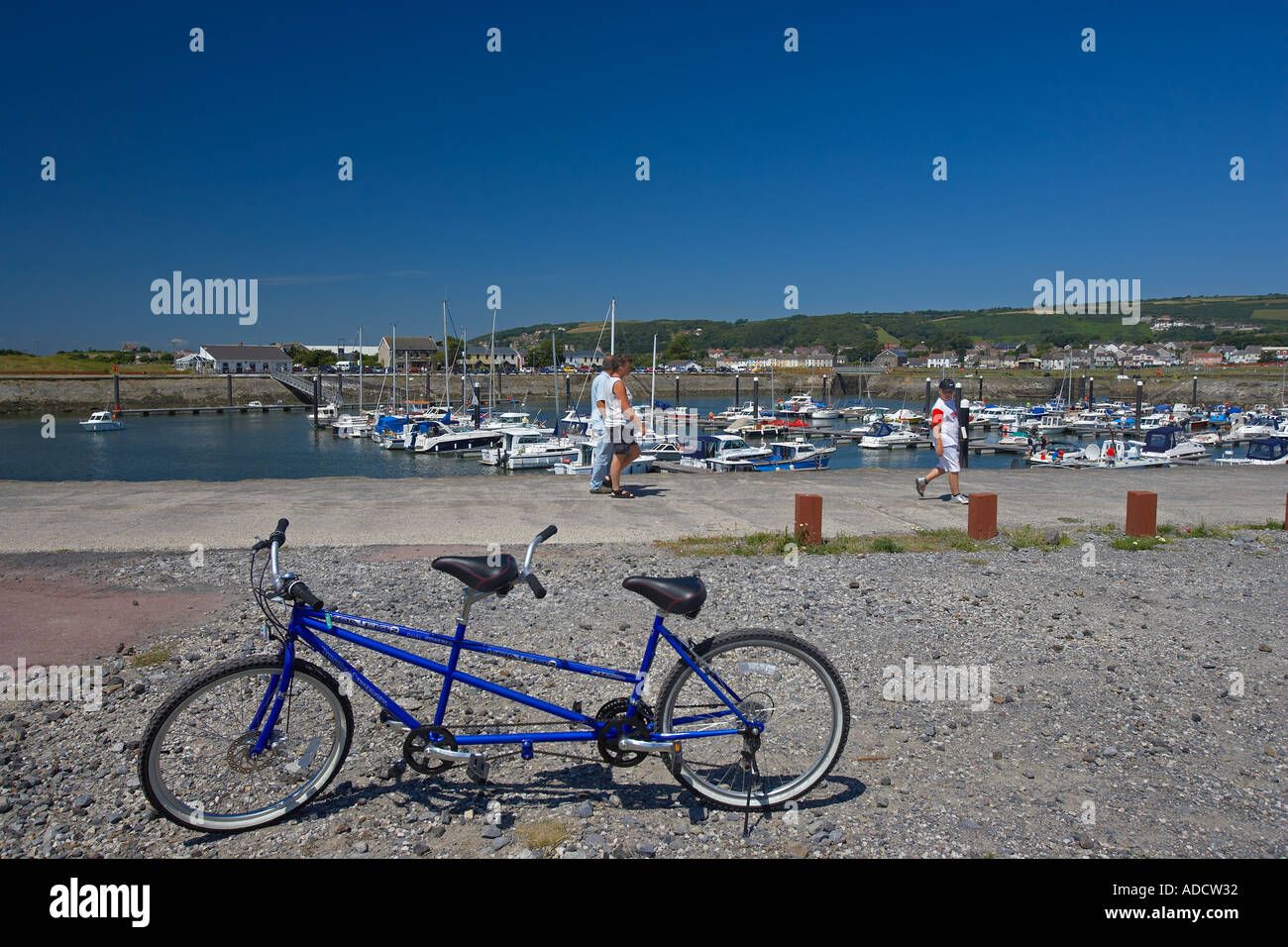 Bike Tandem e turisti a Burry Port Harbour, Burry Port, West Wales, Regno Unito Foto Stock