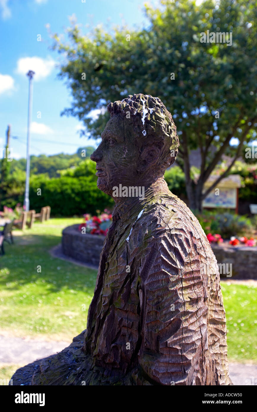 Statua lignea di Dylan Thomas a Laugharne Castello, Laugharn, West Wales, Regno Unito Foto Stock