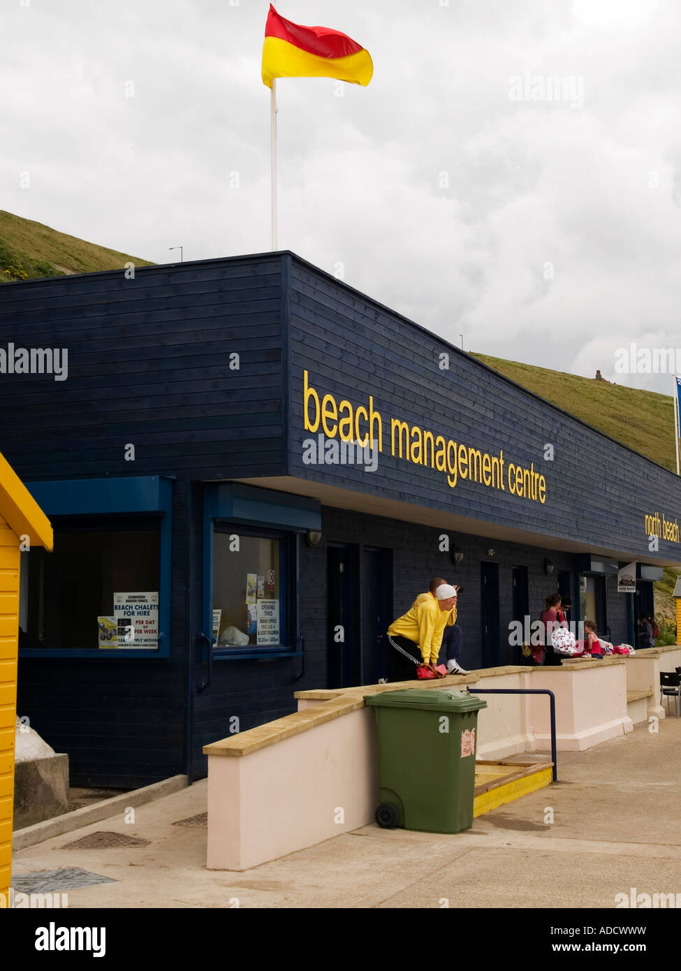Vita delle guardie a nuova spiaggia management station Whitby North Yorkshire Foto Stock