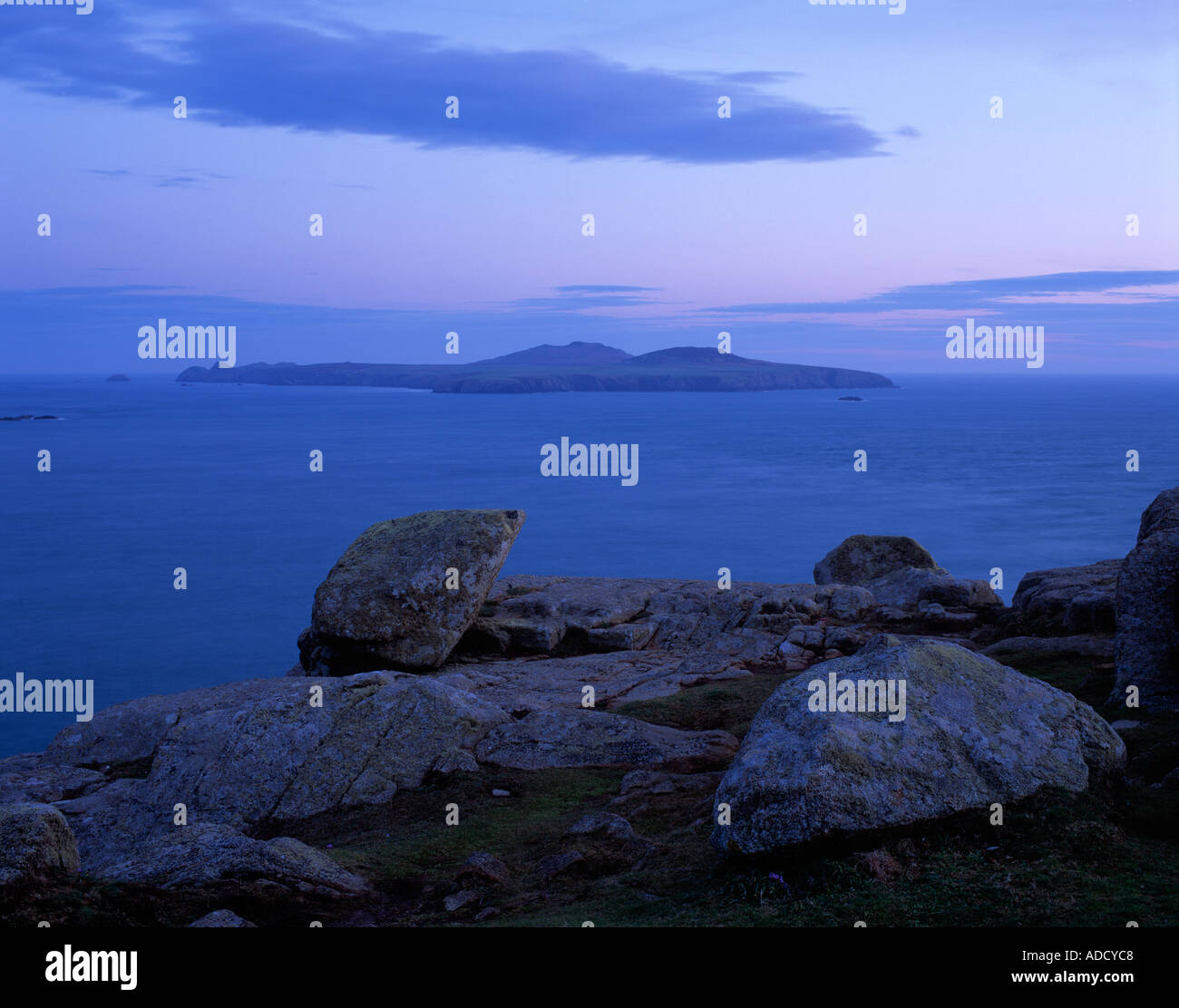 Vista della RSPB protetto Ramsey Island da St David s testa Pembrokeshire Wales UK Foto Stock