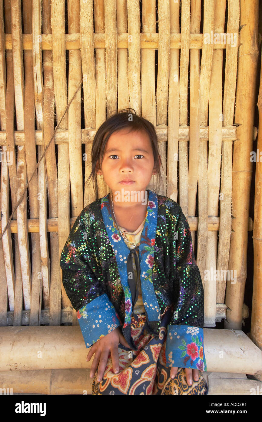 Ragazza seduta fuori dal villaggio Hut Foto Stock