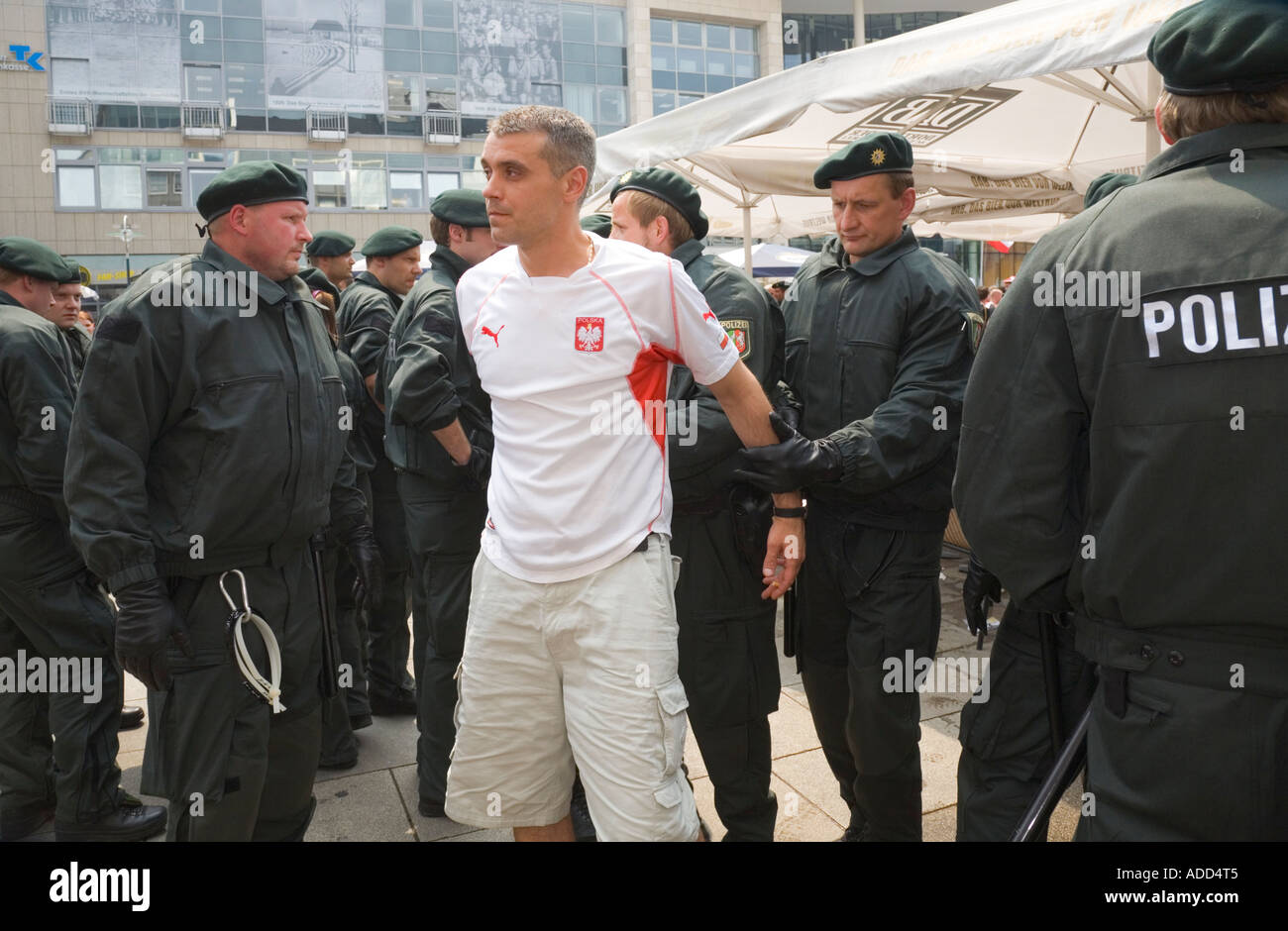 La polizia tedesca ha arrestato un polacco appassionato di calcio che aveva imperversato in una street cafe prima della Coppa del Mondo di calcio in Germania vs Polonia Foto Stock