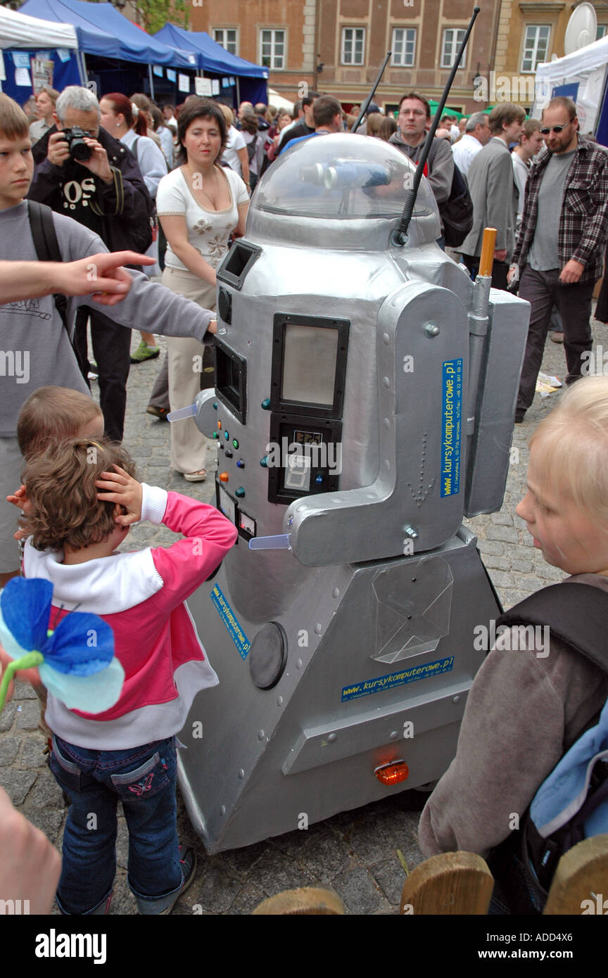 Festival scientifico a Varsavia - bambini che giocano con il modello di robot Foto Stock