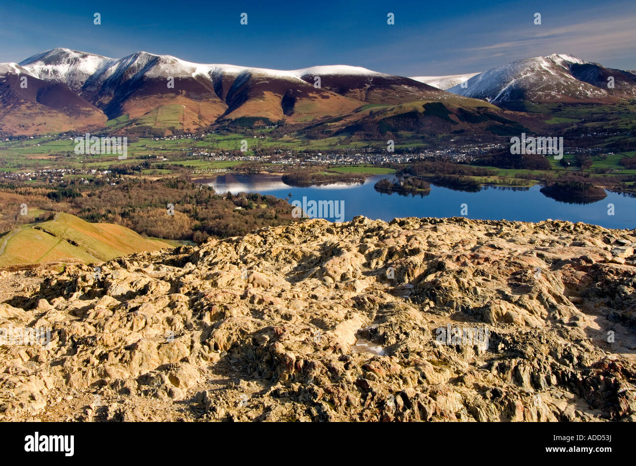 Skiddaw, Blencathra, Derwent Water e Keswick dal vertice del gatto campane in inverno, Lake District, Cumbria, England, Regno Unito Foto Stock