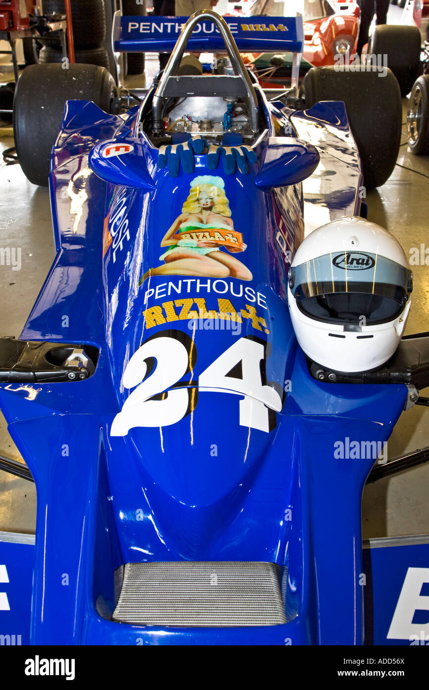 Casco da corsa seduta su una Hesketh 308e azzurra monoposto classic F1 Racing vettura ai box a Silverstone 2007 Foto Stock