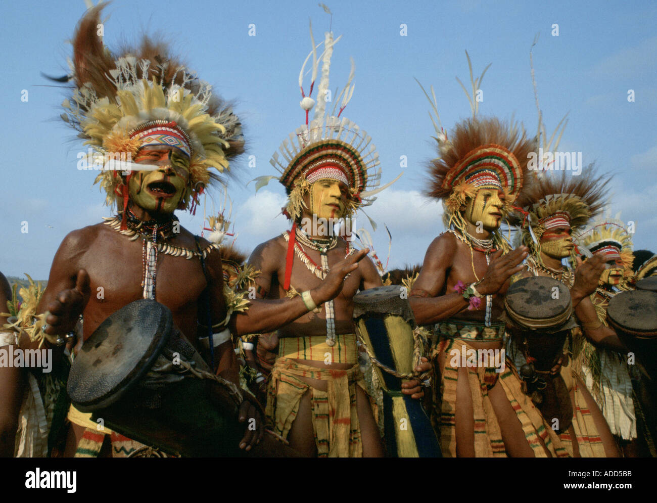 Musicisti con facciate cerimoniali e copricapi piumati alla riunione delle tribù del Monte Hagen in Papua nuova Guinea Foto Stock