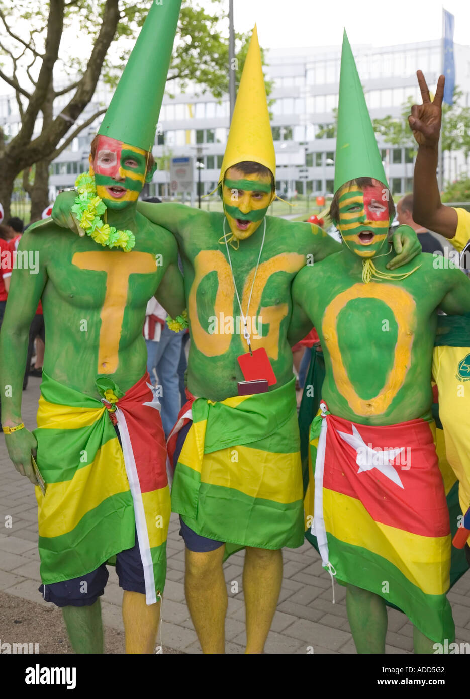 Tre ventole della nazionale togolese squadra di calcio nei colori del Togo Foto Stock