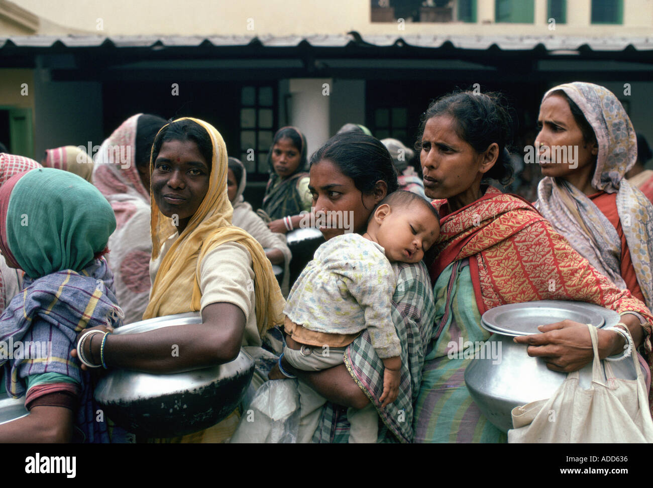 Le donne povere in coda per cibo a Madre Teresa s missione a Calcutta India Foto Stock