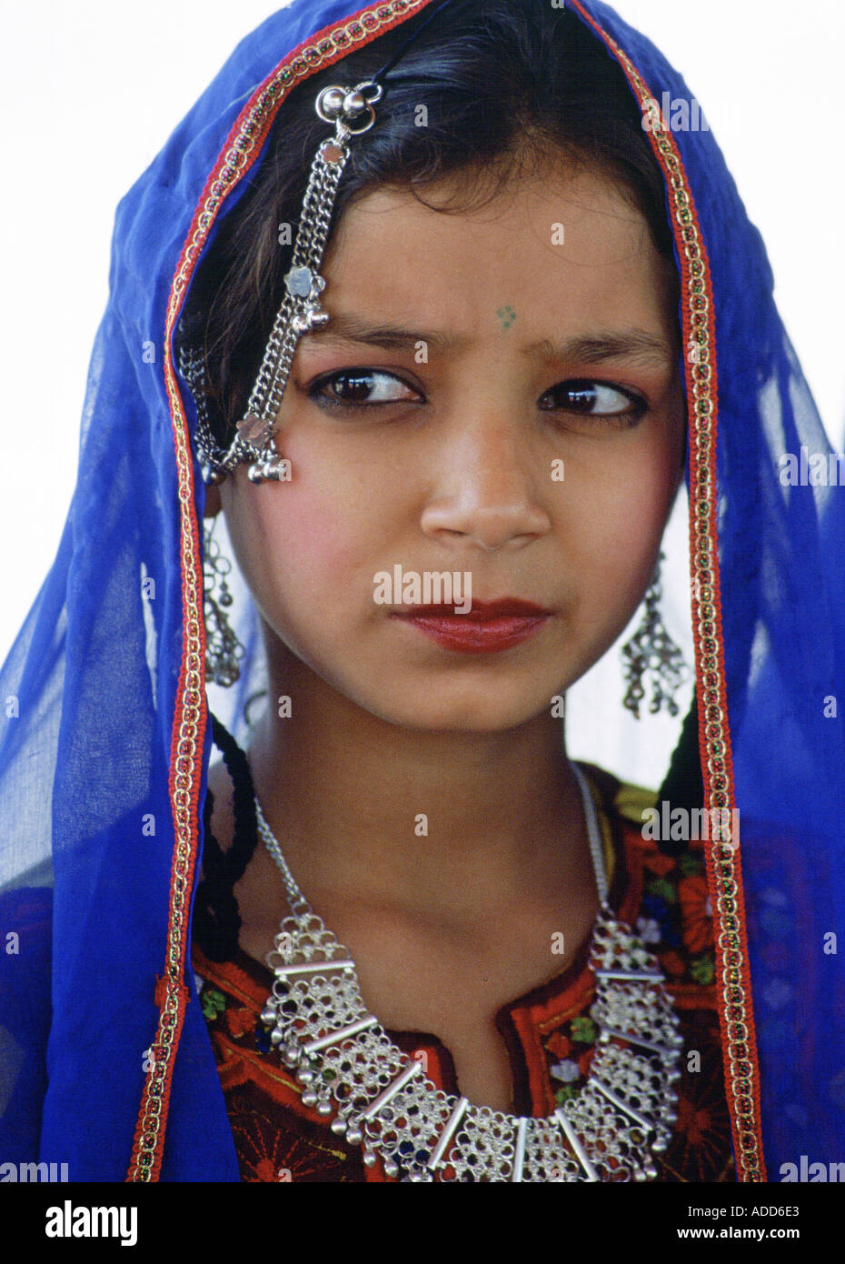 Giovane ragazza in costume tradizionale con filigrana d'argento collana e orecchini e velo in Pakistan Foto Stock