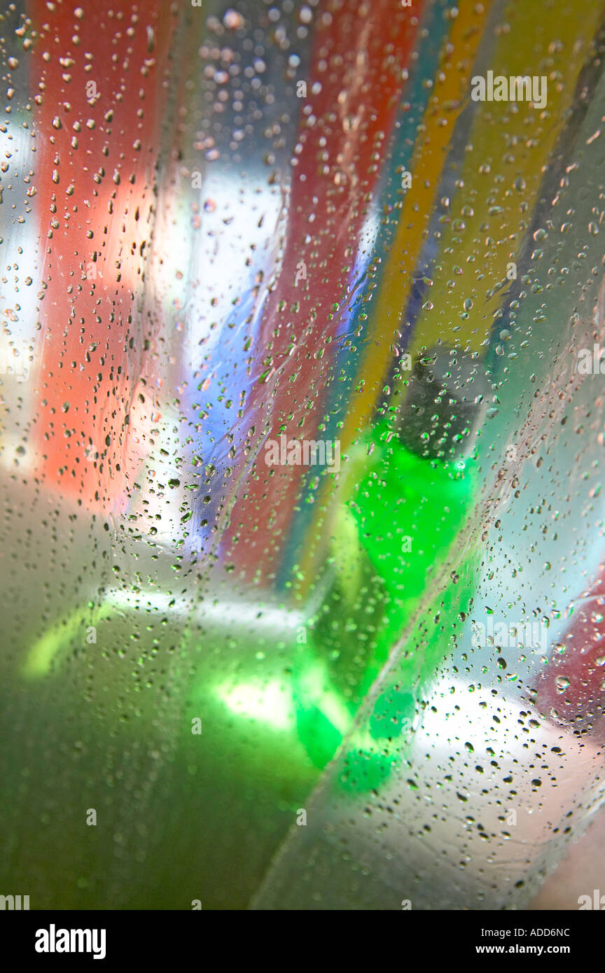 Verde bottiglia di shampoo seduto sul bordo vasca tra colorate tende da  doccia Foto stock - Alamy