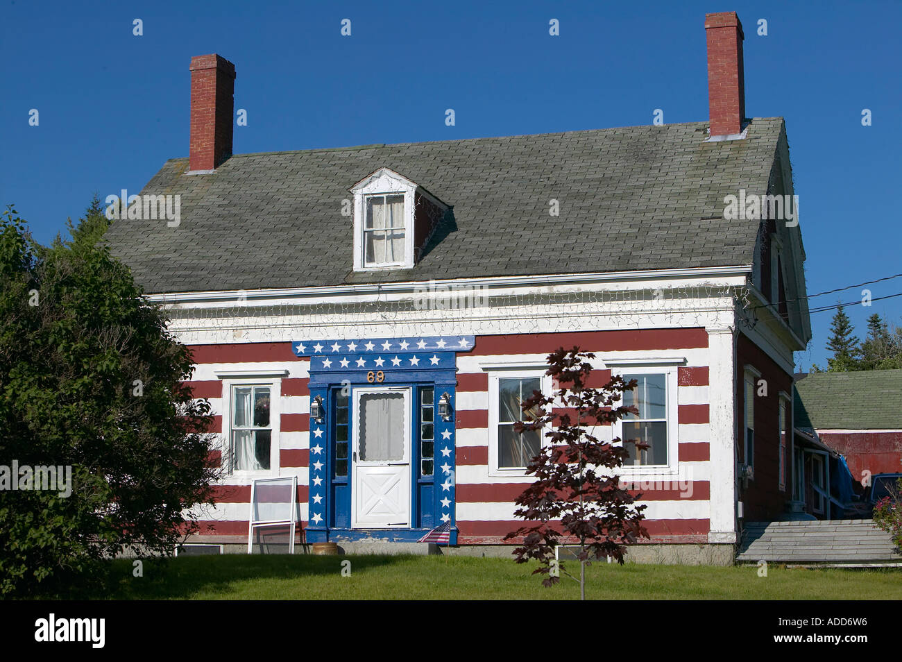 Sale di vecchio stile casella di casa nel Maine rurali dipinte in rosso bianco e blu a stelle e strisce per il 4 di luglio Foto Stock