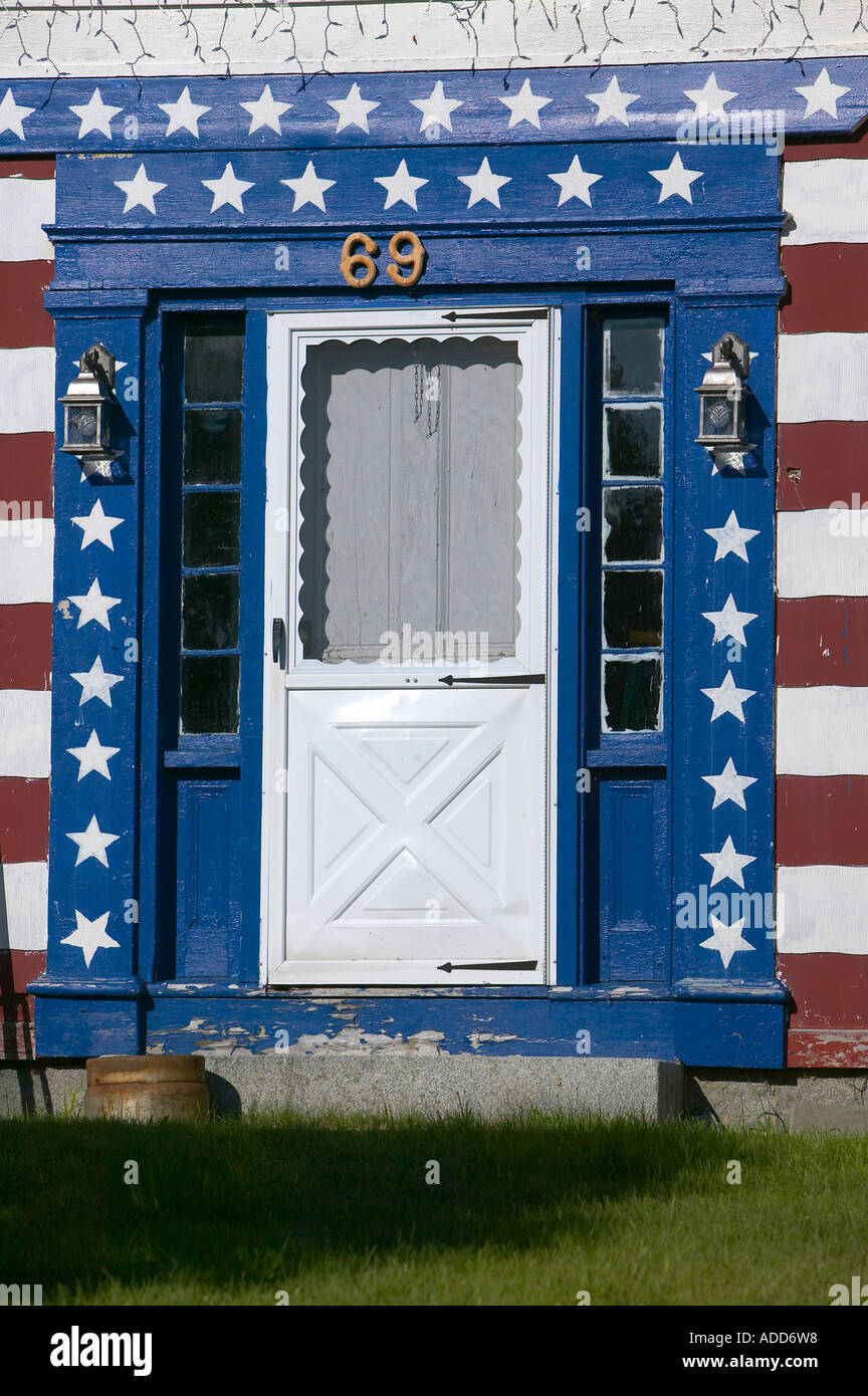Ingresso anteriore del sale di vecchio stile casella di casa nel Maine dipinte in rosso bianco e blu a stelle e strisce Foto Stock
