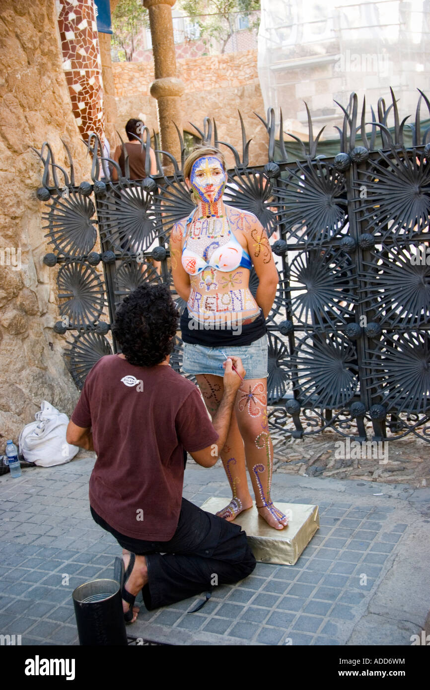 Artista dipinge arte del corpo sulla donna a Park Guell Barcellona Spagna Foto Stock