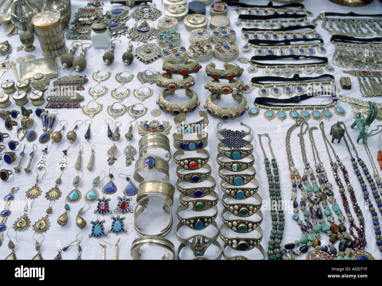 Gioielli in Argento collane bracciali bracciali orecchini e ciondoli sul  display in un mercato in Pakistan Foto stock - Alamy