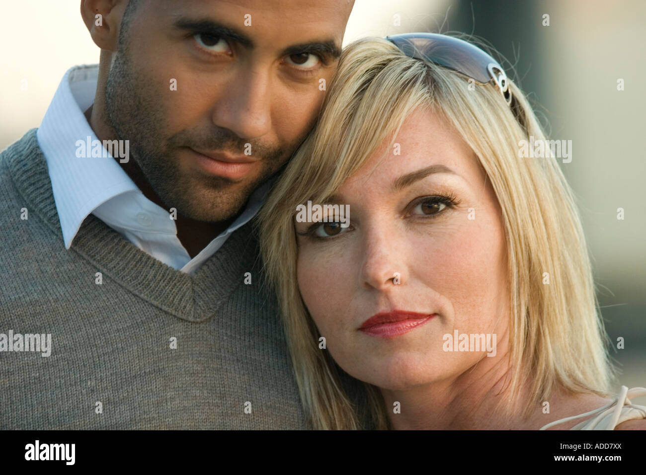 Close-up di un uomo nero e una donna bianca matura. Foto Stock