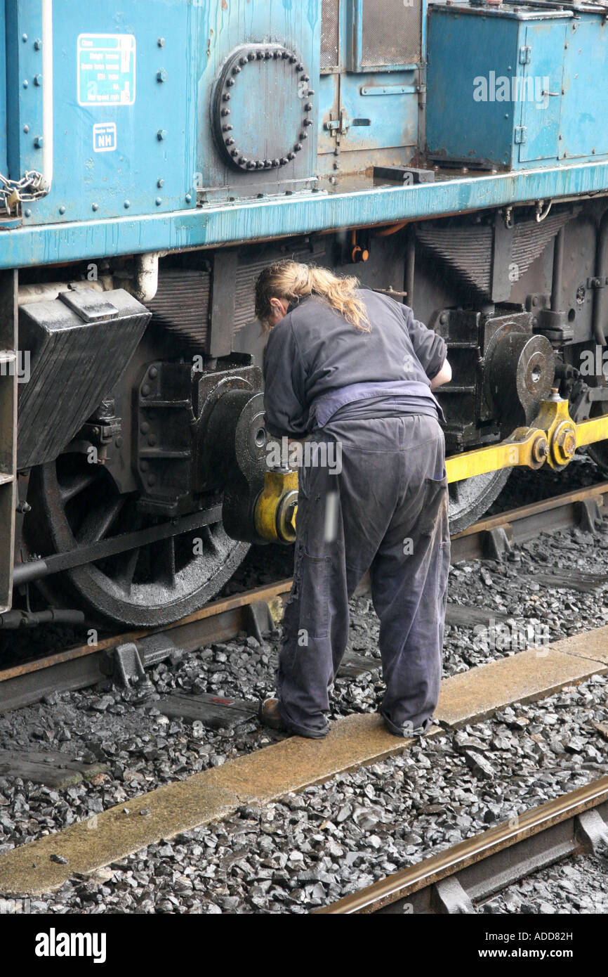 Driver donna oli locomotiva diesel Embsay Steam Railway Yorkshire Foto Stock
