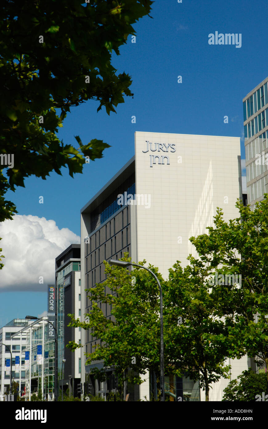 Vista lungo Midsummer Boulevard che mostra il Jurys Inn Hotel e altri edifici moderni Milton Keynes Buckinghamshire Foto Stock