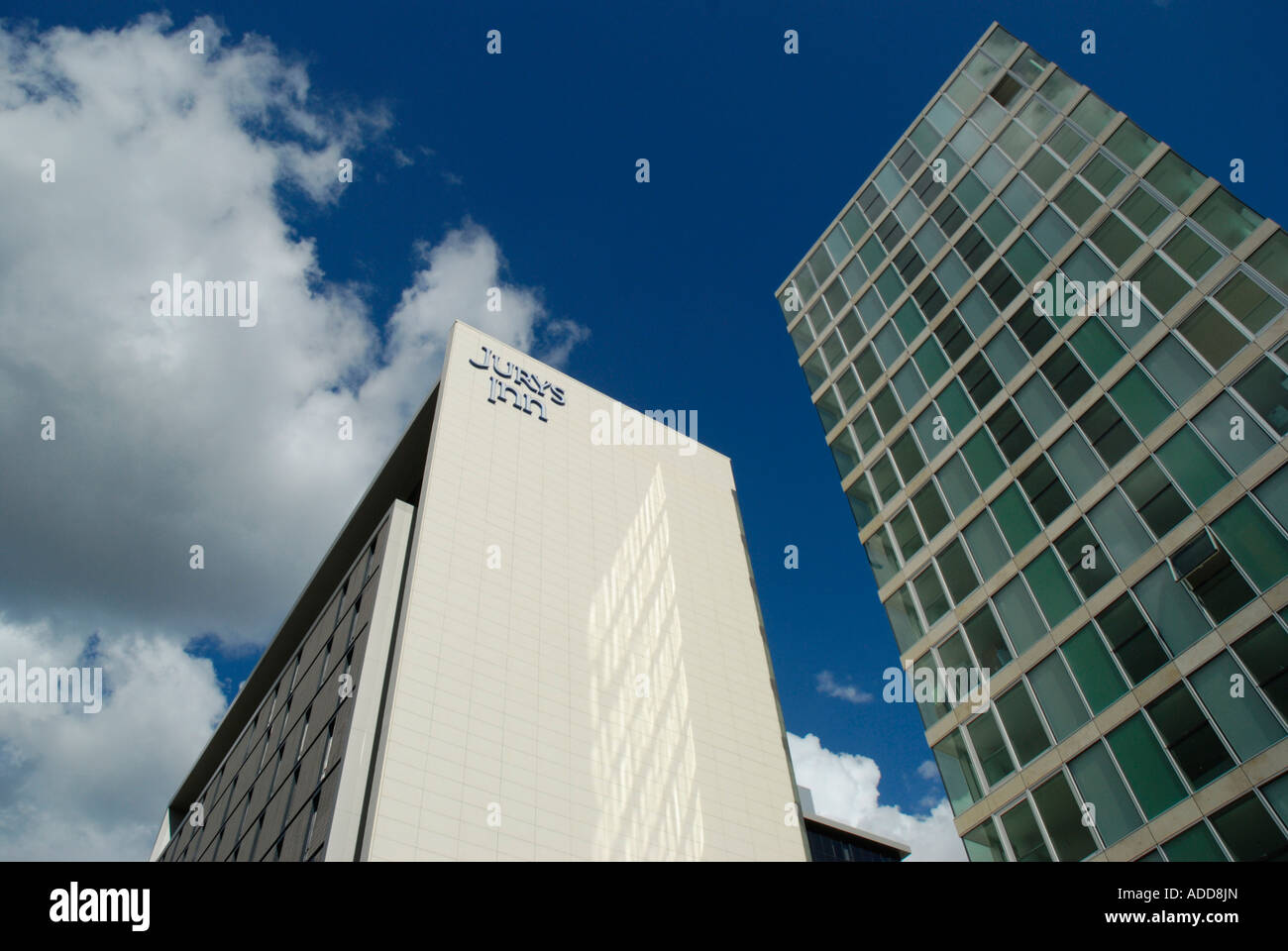 Vista guardando fino al Jurys Inn Hotel e adiacente edificio per uffici Milton Keynes Buckinghamshire Inghilterra Foto Stock