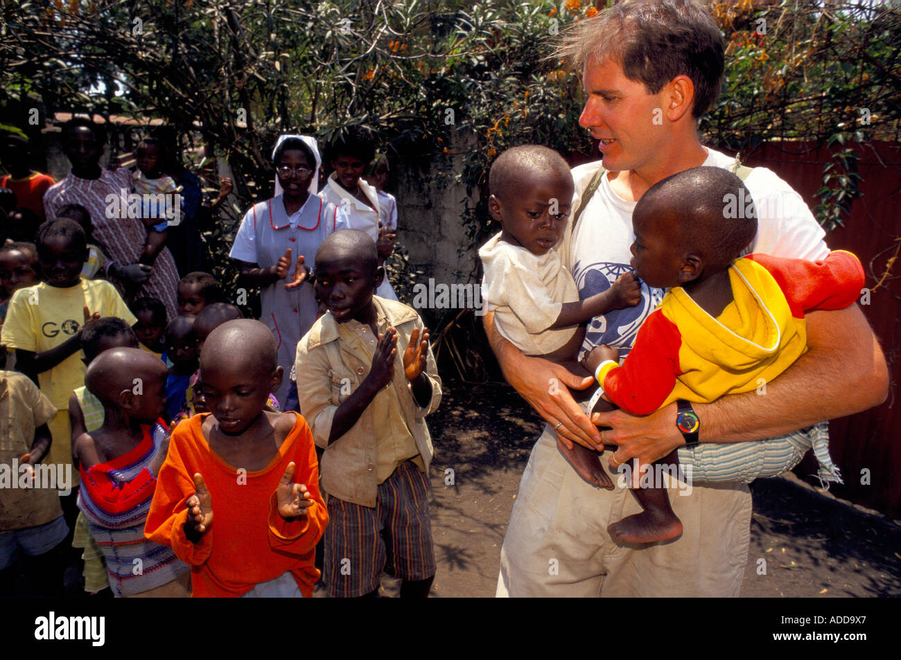 Bhumba Goma, nella Repubblica democratica del Congo. Un aiuto dell'Unicef lavoratore raccoglie i bambini non accompagnati di portarli in orfanotrofi. Foto Stock