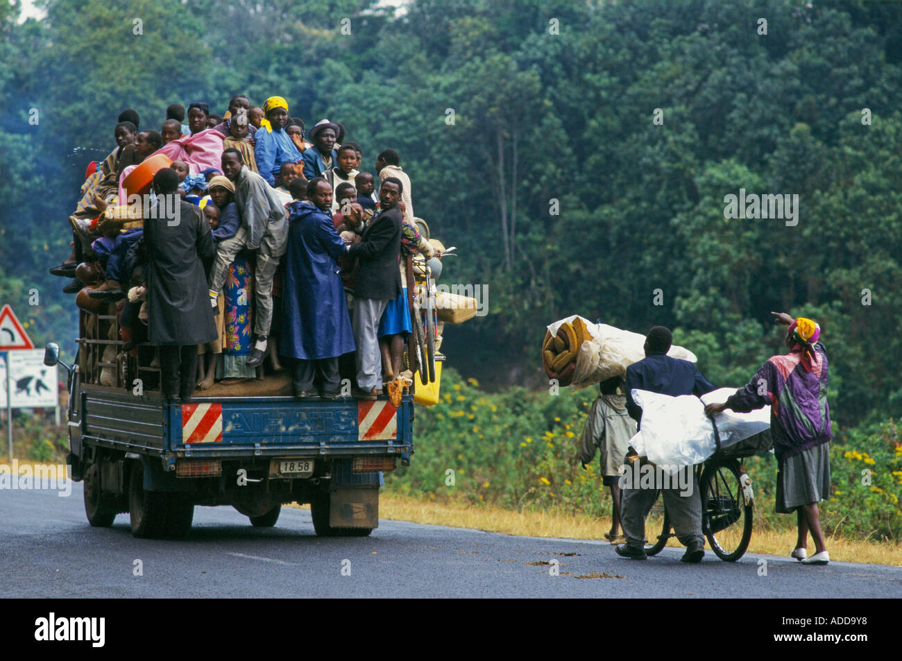Alcune milizie hutu rwandesi che fuggono verso lo Zaire è riuscito a salire a bordo di un pick up o una bicicletta. Foto Stock