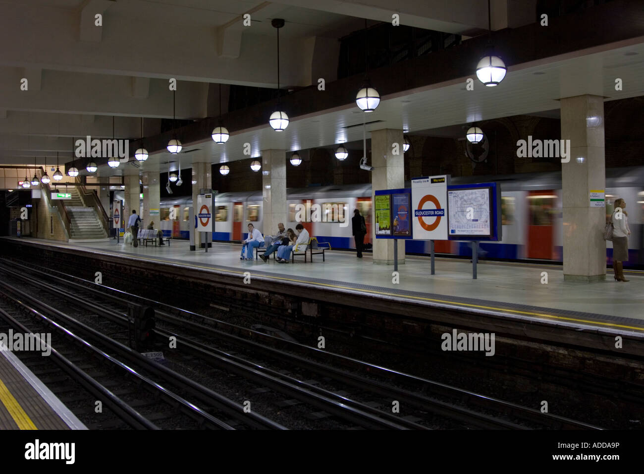 La stazione della metropolitana di Gloucester Road e Londra Foto Stock