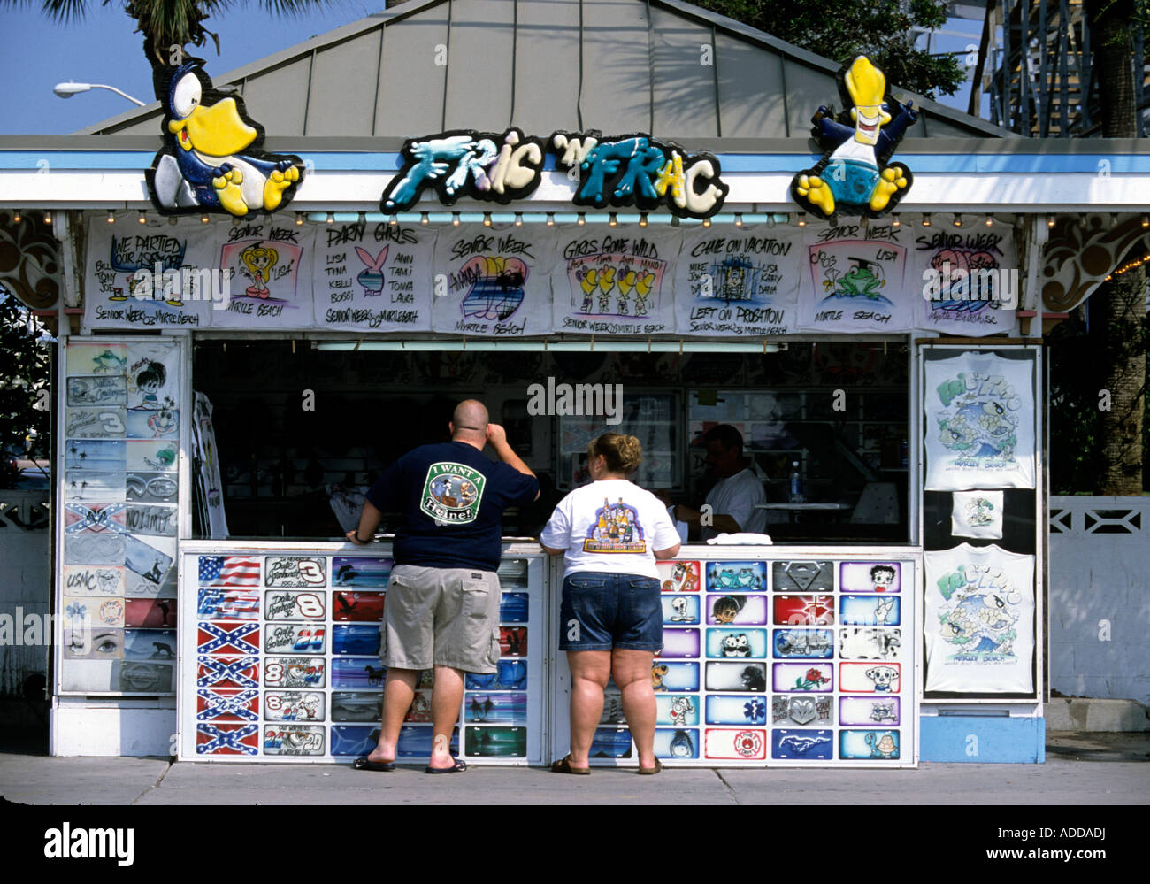 Un paio di acquisto di magliette in Myrtle Beach South Carolina Foto Stock