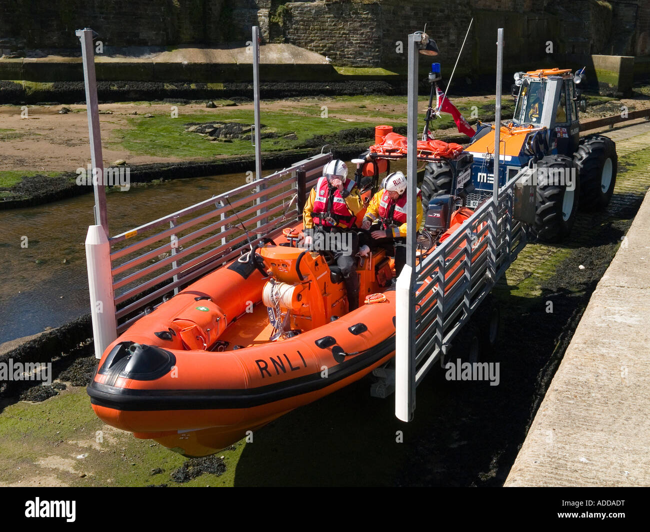 Un semi rigido veloce imbarcazione di salvataggio di essere lanciato dal RNLI scialuppa di salvataggio stazione in Staithes North Yorkshire Foto Stock