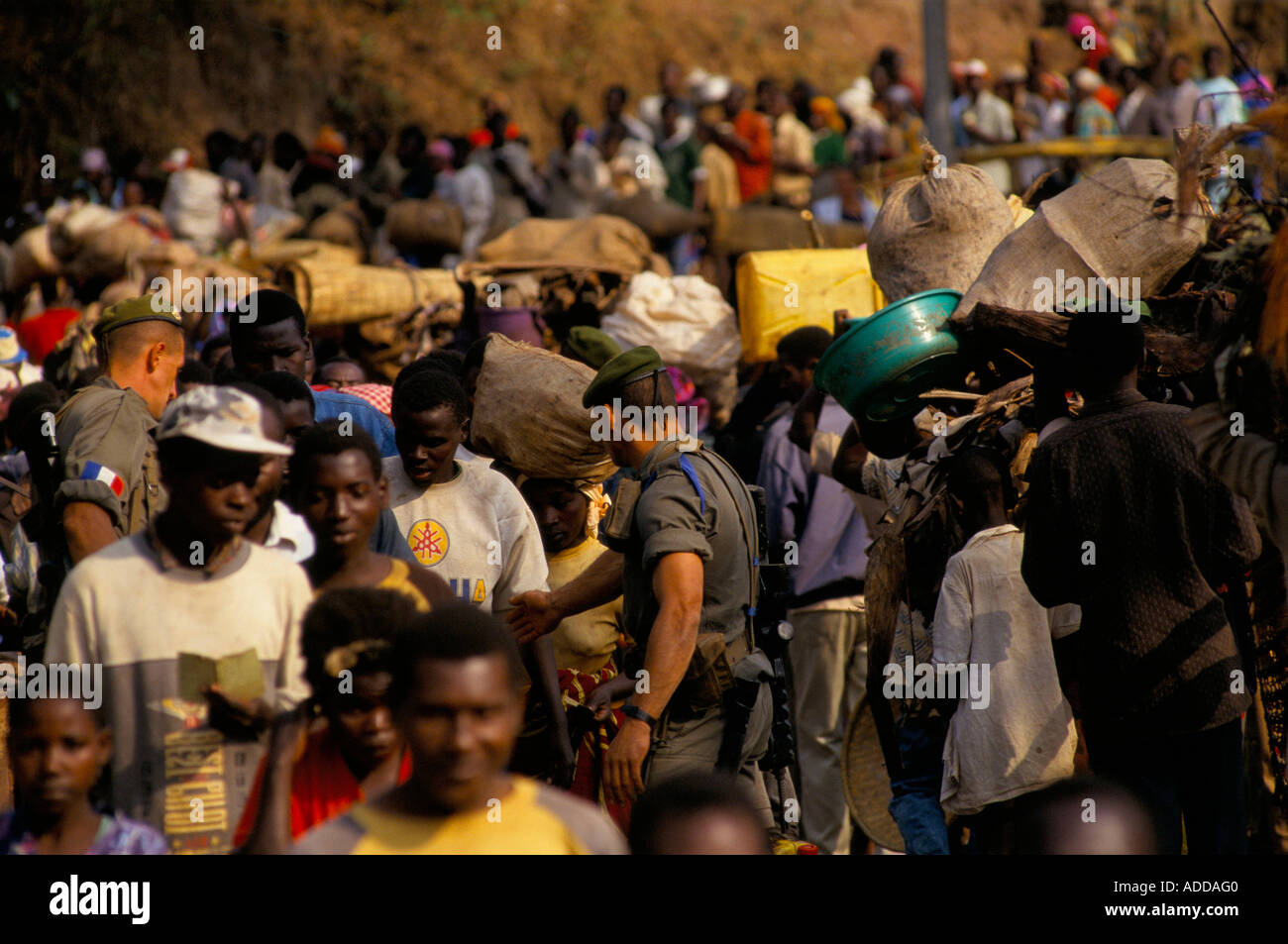 Soldati francesi a pochi giorni prima della loro partenza monitorare il flusso dei rifugiati ruandesi attraverso il ponte a Bukavu in Zaire. Foto Stock