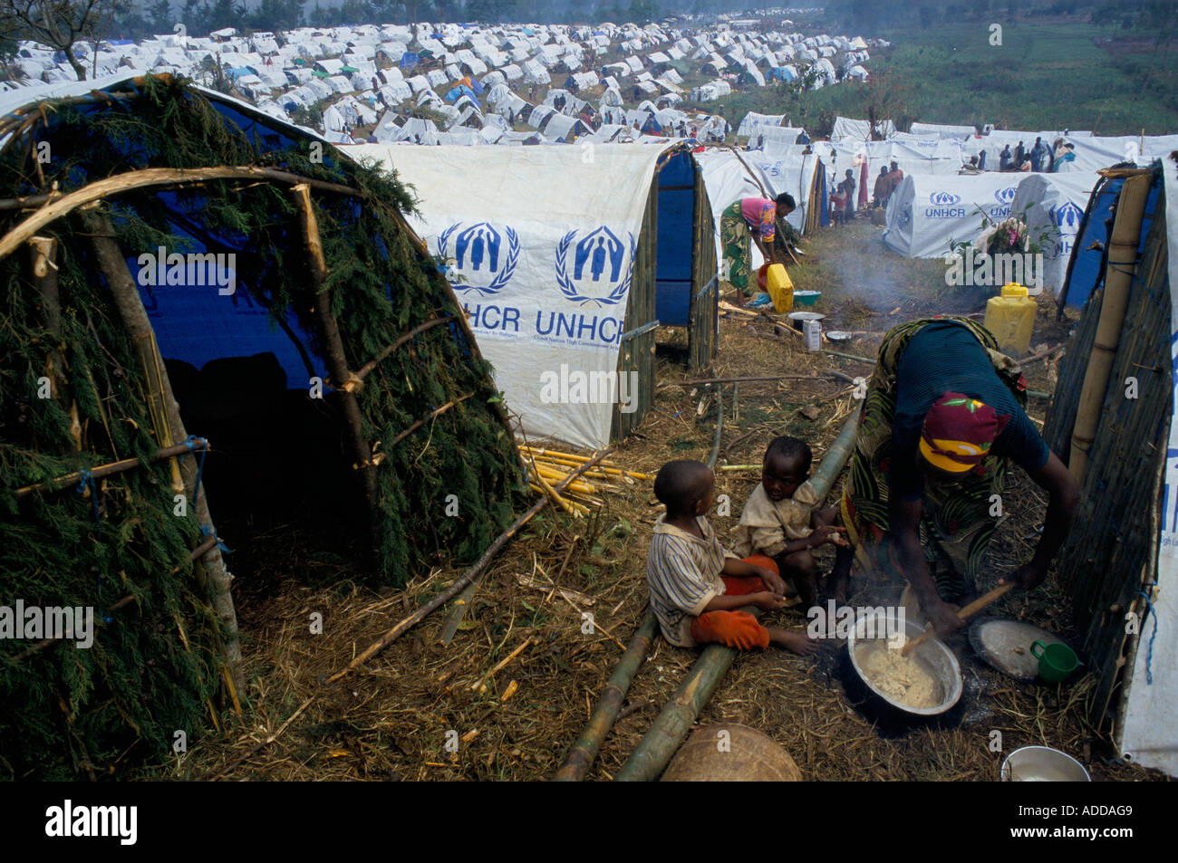 Kashusha camp, Bukavu. Una madre si riscalda gli alimenti per bambini al camp dove 25.000 Hutu ruandesi rifugiati sono regolate a. Foto Stock