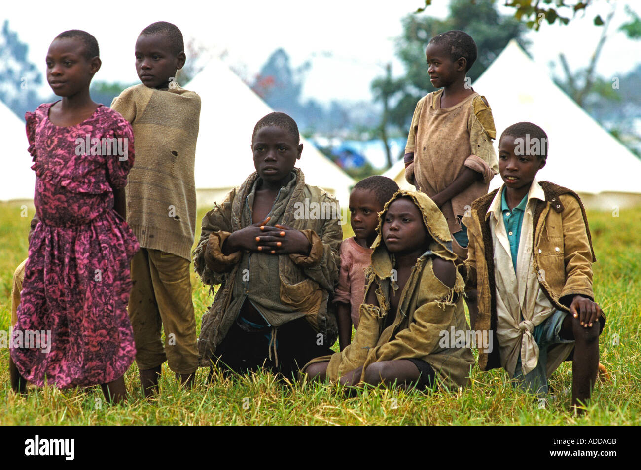 Non accompagnati Bambini Hutu attendere il loro turno per giocare una partita al campo di Kashusha orfanotrofio al di fuori di Bukavu. Foto Stock