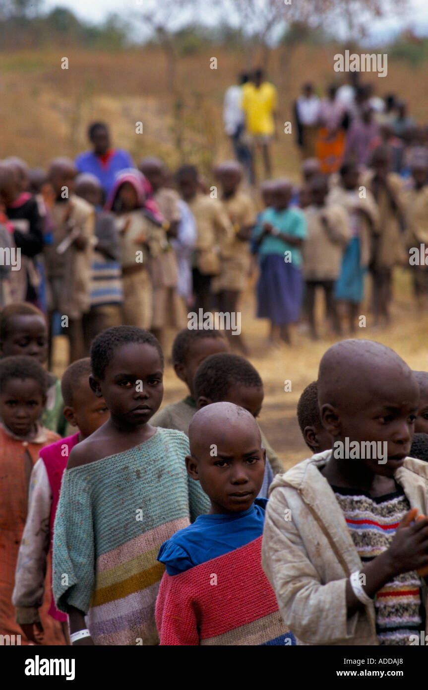 Goma, Zaire: bambini Hutu coda per il cibo al Buhimda orfanotrofio. Foto Stock