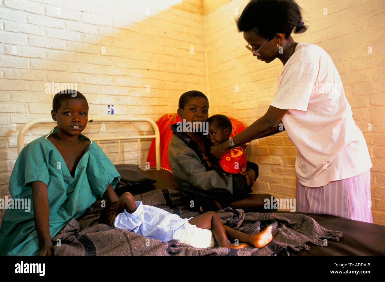 Malati rimpatriando bambini trovati da SCF i lavoratori sono presi in ospedale per recuperare. Foto Stock