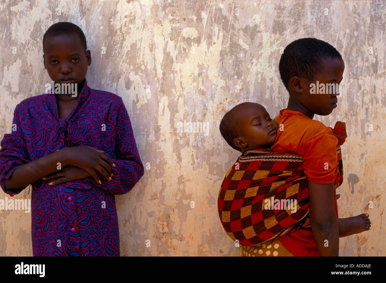 Due ragazze Tutsi in orfanotrofio Kyonza Rwamagana. Ruanda le milizie Hutu uccisi entrambi i genitori di Bernardetta Mutatere, sinistra , 12. Foto Stock