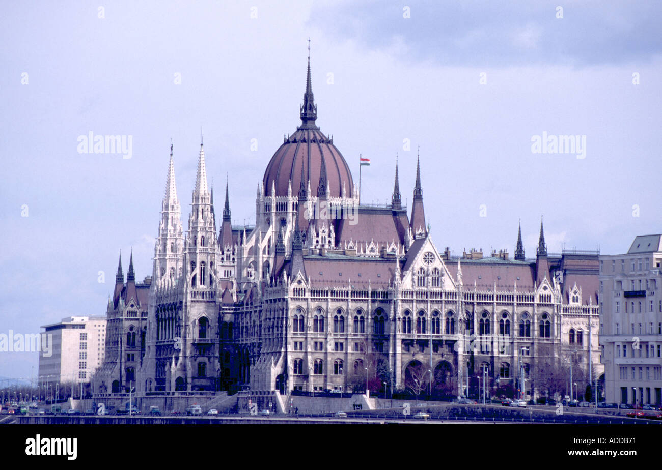 Cattedrale di Budapest dal lato del fiume Danubio Foto Stock