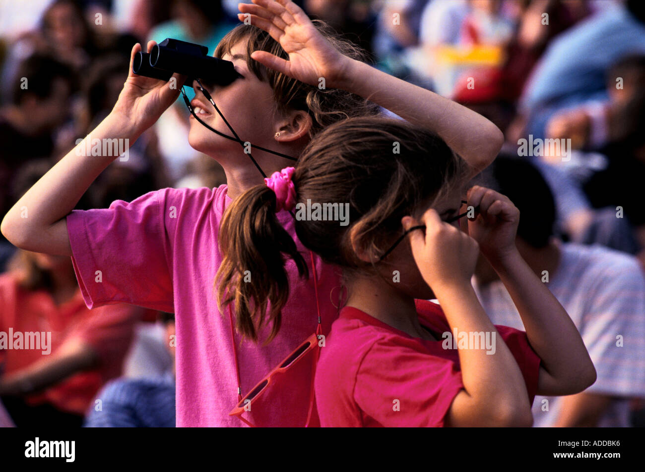 "KENW0OD HOUSE CONCERTO' Londra, due giovani ragazze usare il binocolo per effettuare la scansione della folla, Foto Stock