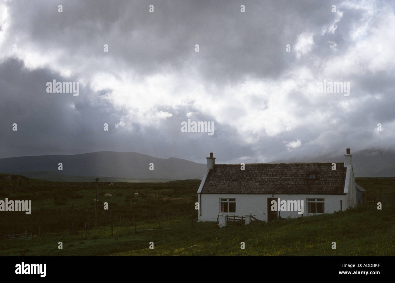 Fosche nubi su cottage isolato sull'Isola di Skye in Scozia, Regno Unito Foto Stock