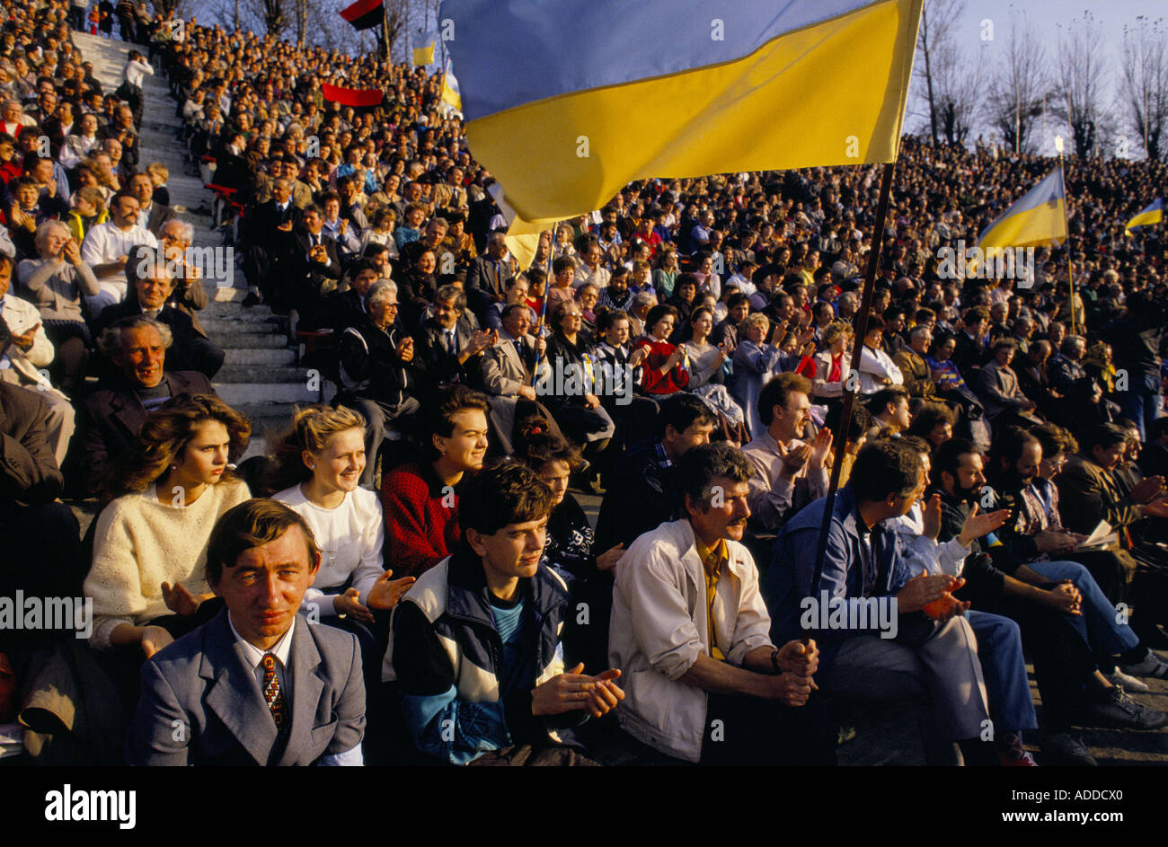 Rally di 50.000 ucraini allo stadio Druhzba di Lviv, per commemorare la Dichiarazione di indipendenza dell'Ucraina occidentale il 1 novembre 1918. Foto Stock