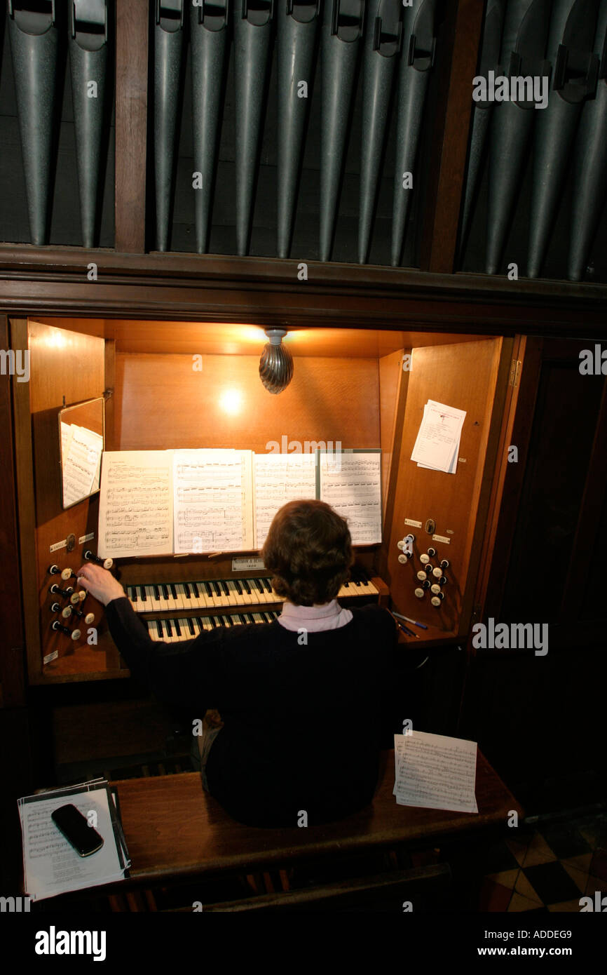Hambleden village; Christine pozzetti che riproduce l'organo della chiesa di Santa Maria Vergine Chiesa procedure di servizi per un recital. Foto Stock