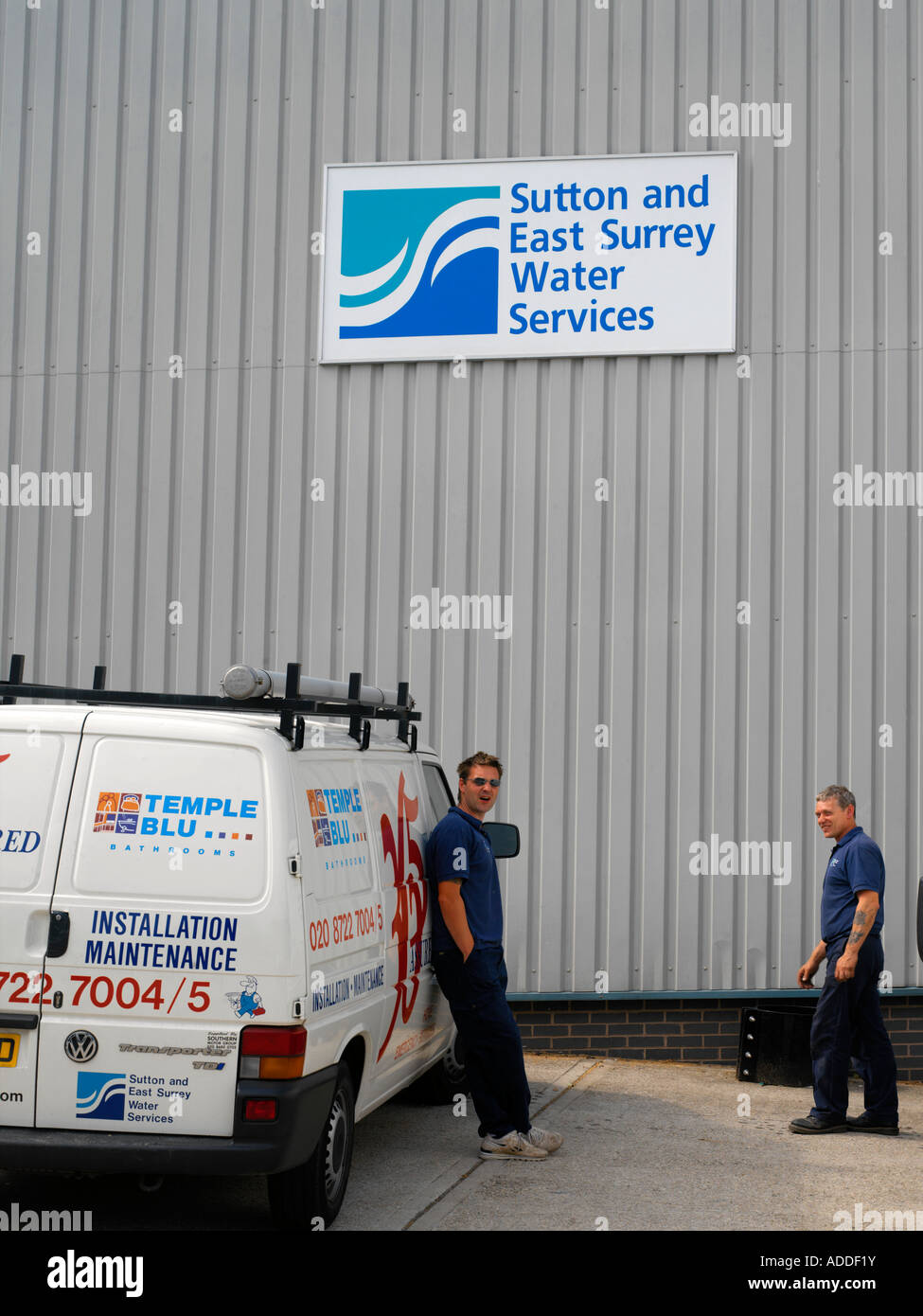 Il logo di Sutton & East Surrey Water Services & uomini con Van Foto Stock