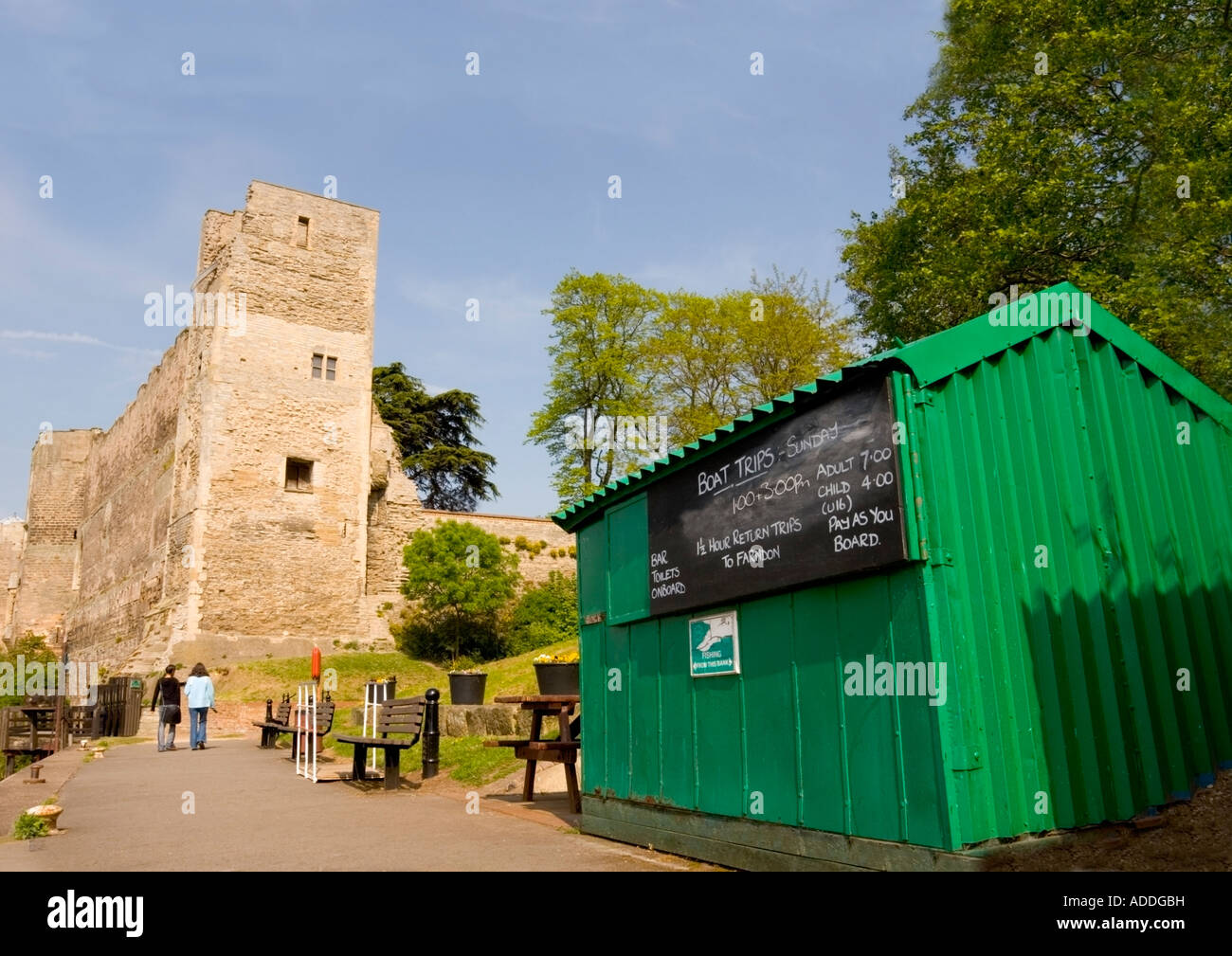 Una vista lungo la banchina a Newark Castle, Nottinghamshire. Gite in barca partono dalla banchina un vivido verde capanna ondulato è us Foto Stock