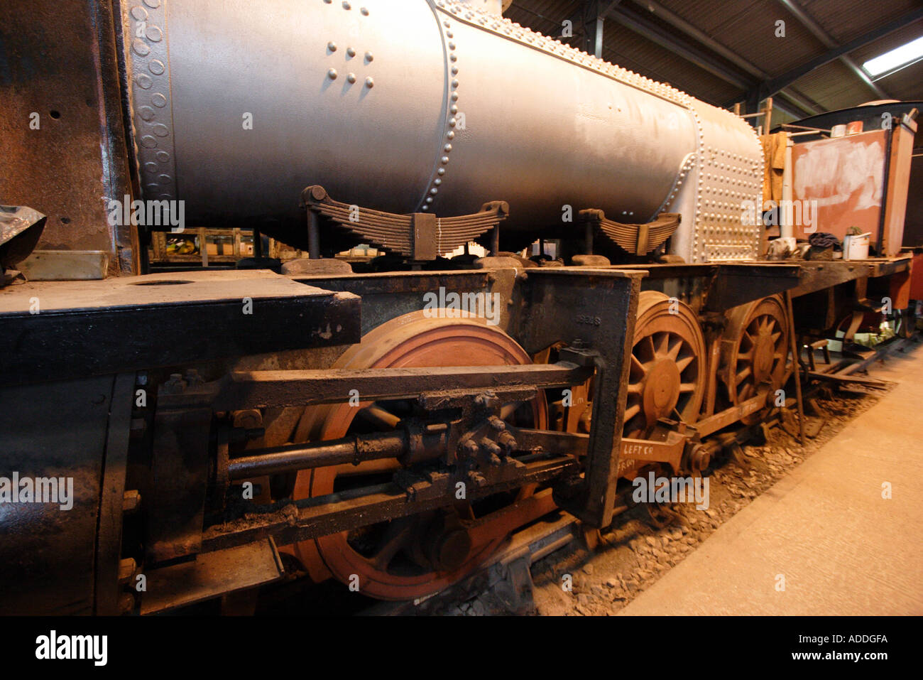 Workshop e motore capannoni con locomotore progetto di restauro in corso Foto Stock